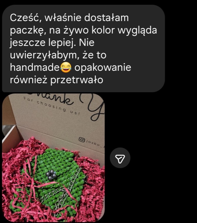Wiadomość klientki: Cześć, właśnie dostałam paczkę, na żywo kolor wygląda jeszcze lepiej. Nie uwierzyłabym, że to handmade, opakowanie również przetrwało. Zdjęcie zielonej torebki w pudełku.