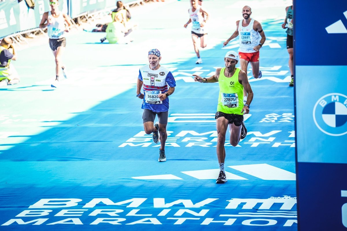 Бегун в форме OMY! Sports финиширует на Берлинском марафоне