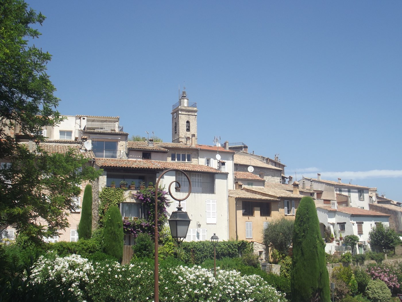 Vieux village de Mougins sur sa colline
