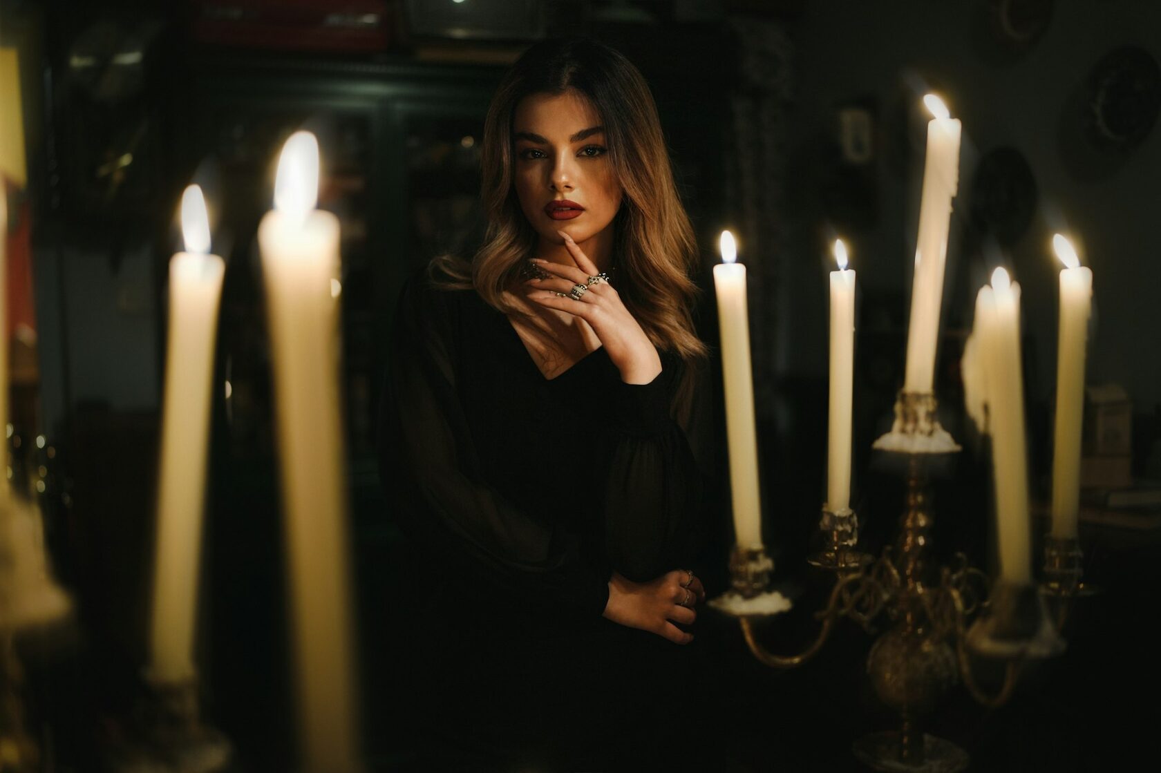 Carte dei tarocchi disposte accanto a candele accese