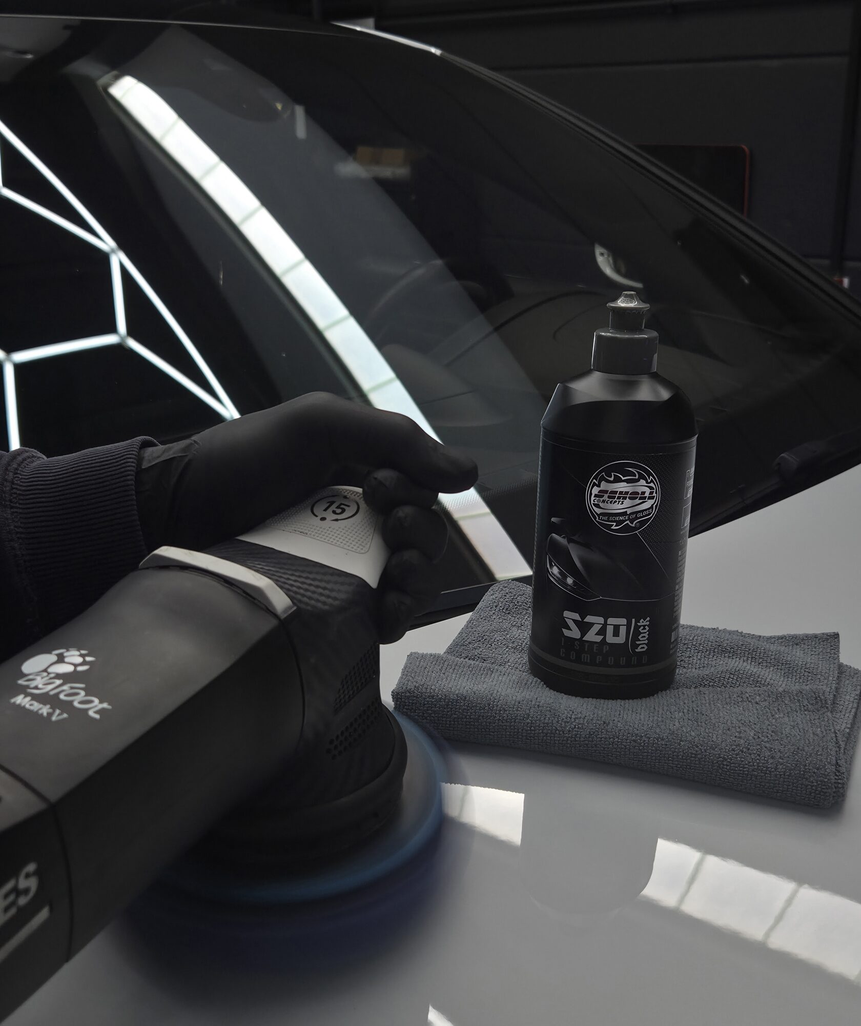 Mehrstufige Lackkorrektur an einem Fahrzeuglack in der Car Concept Manufaktur Engelsbrand
