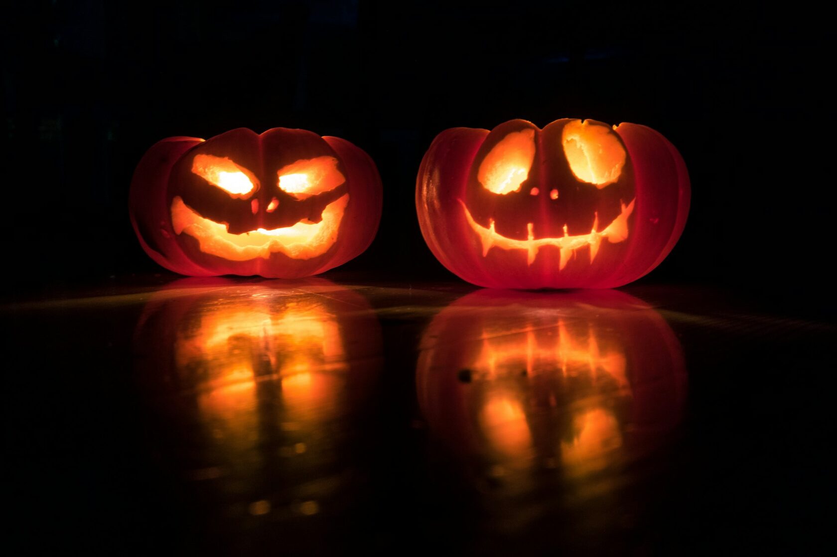 Zucca illuminata da candele su un tavolo in penombra