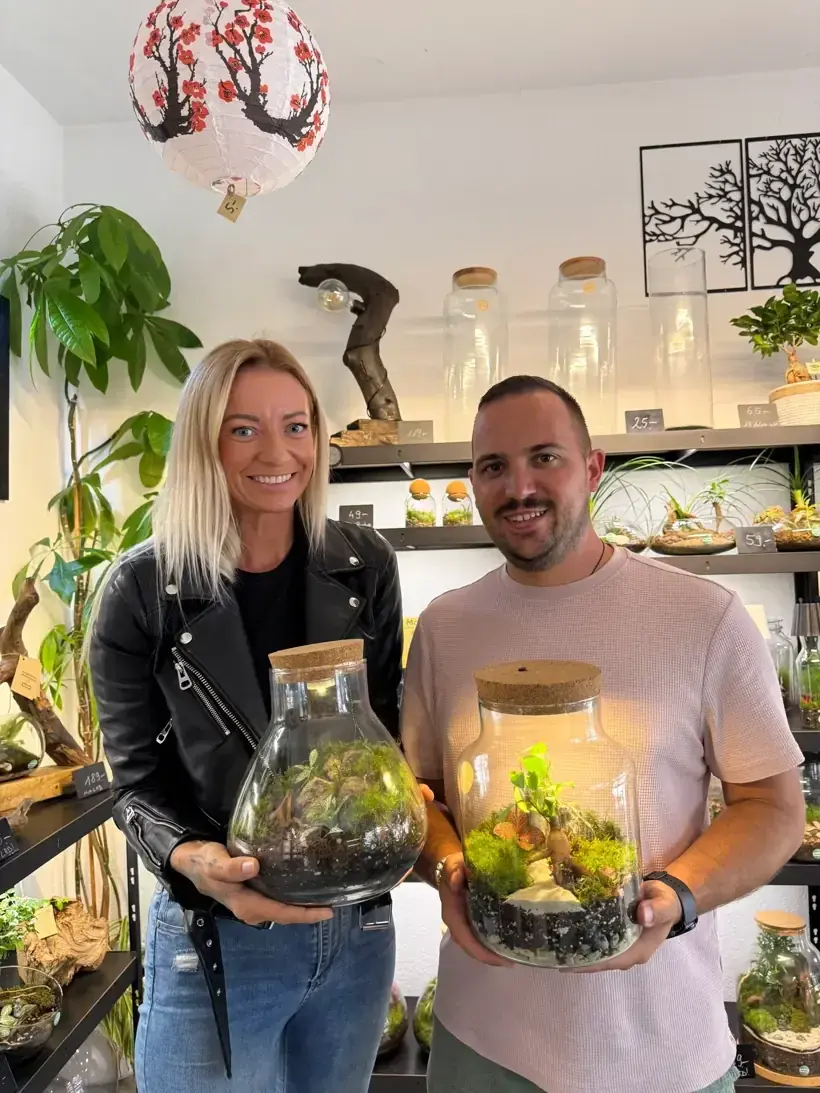 Gabor Izso und Partnerin mit Biotopen