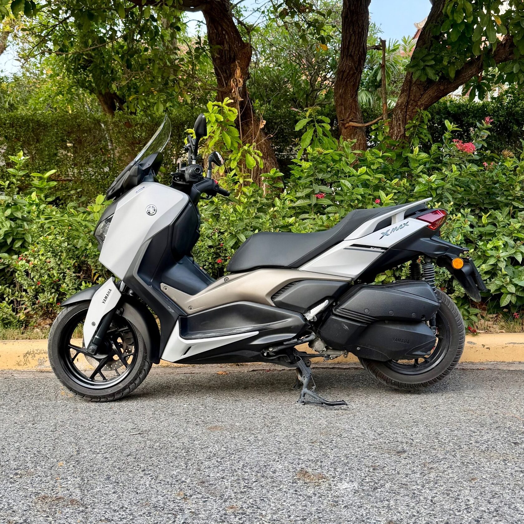 Yamaha XMAX 300 rental Pattaya, no passport deposit service.