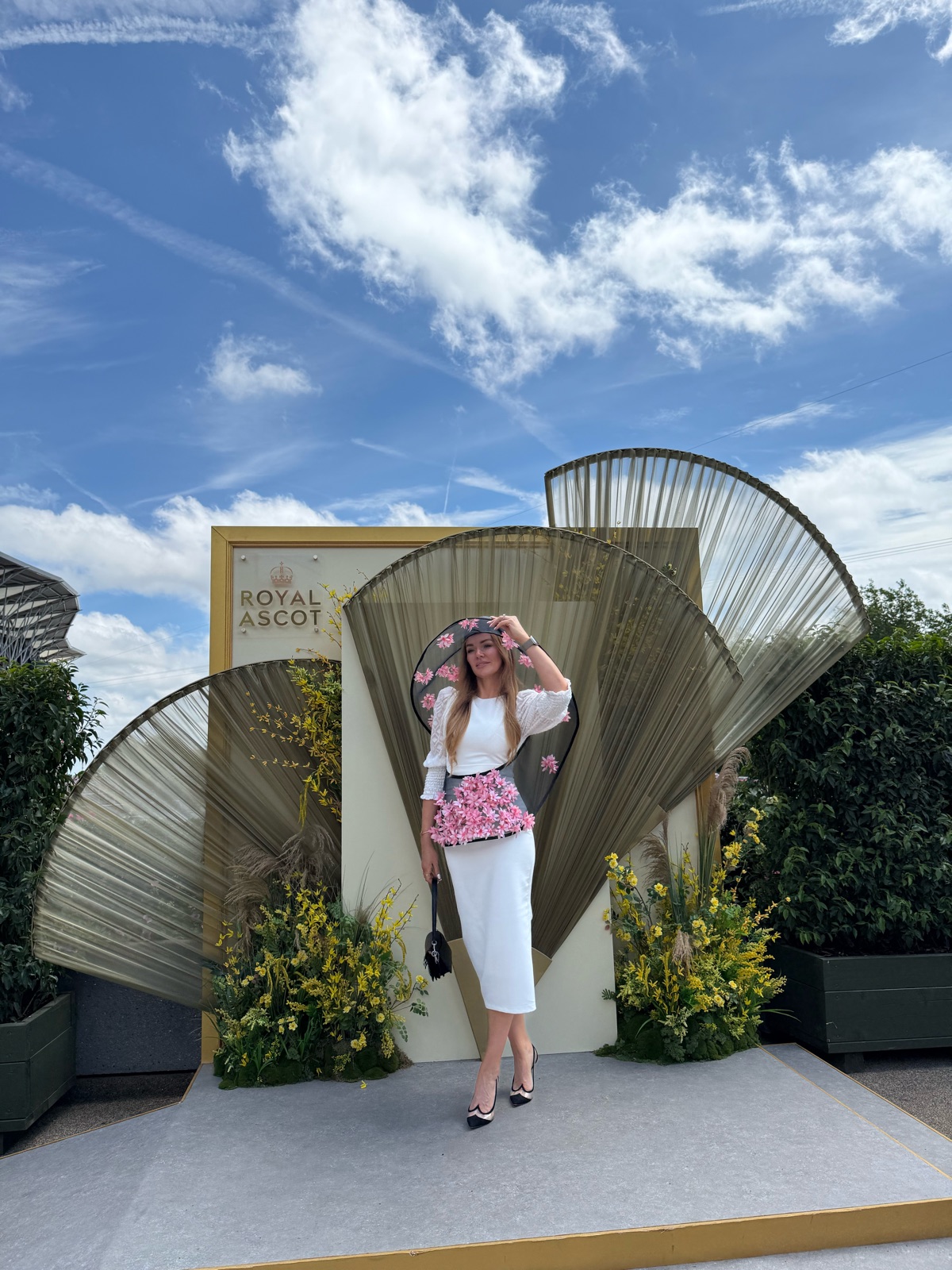 Татьяна в шляпе с розовыми цветами у фотозоны Royal Ascot