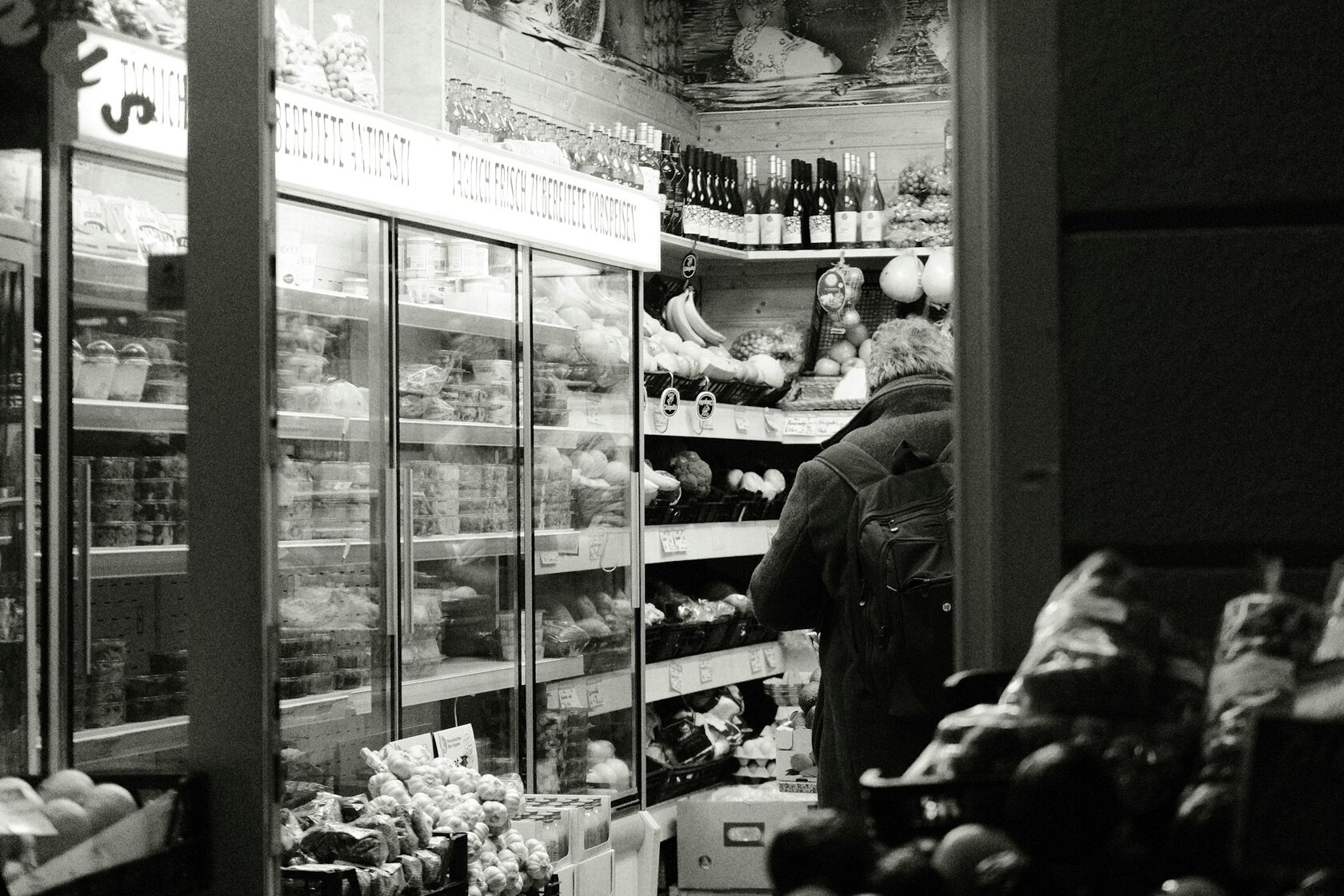 Полки супермаркета с продуктами и упаковкой