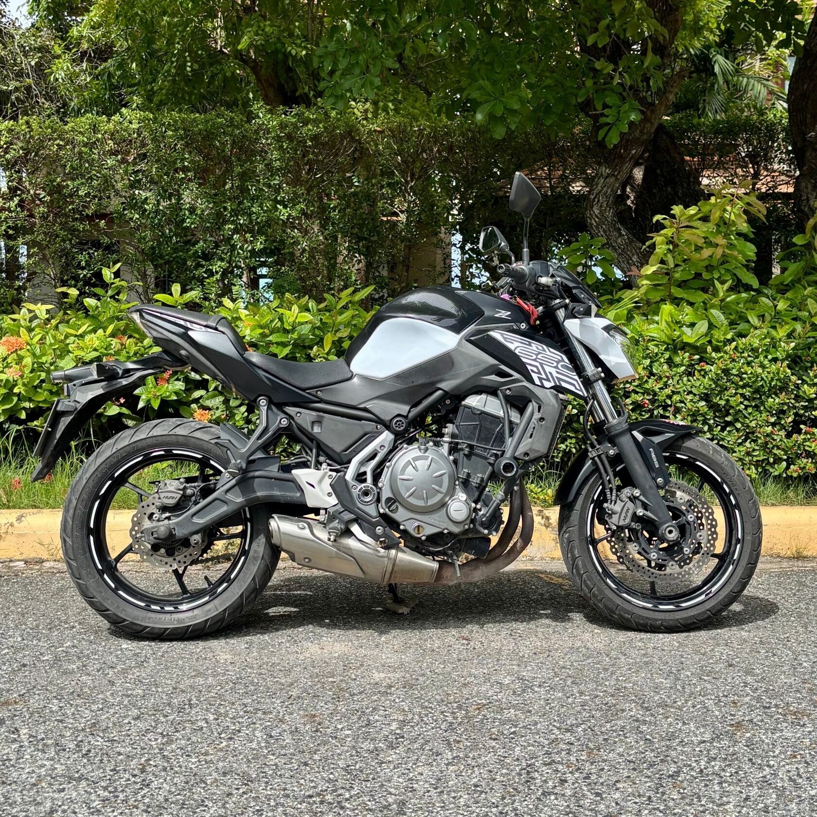 Kawasaki Z650 naked streetfighter motorcycle rental Pattaya