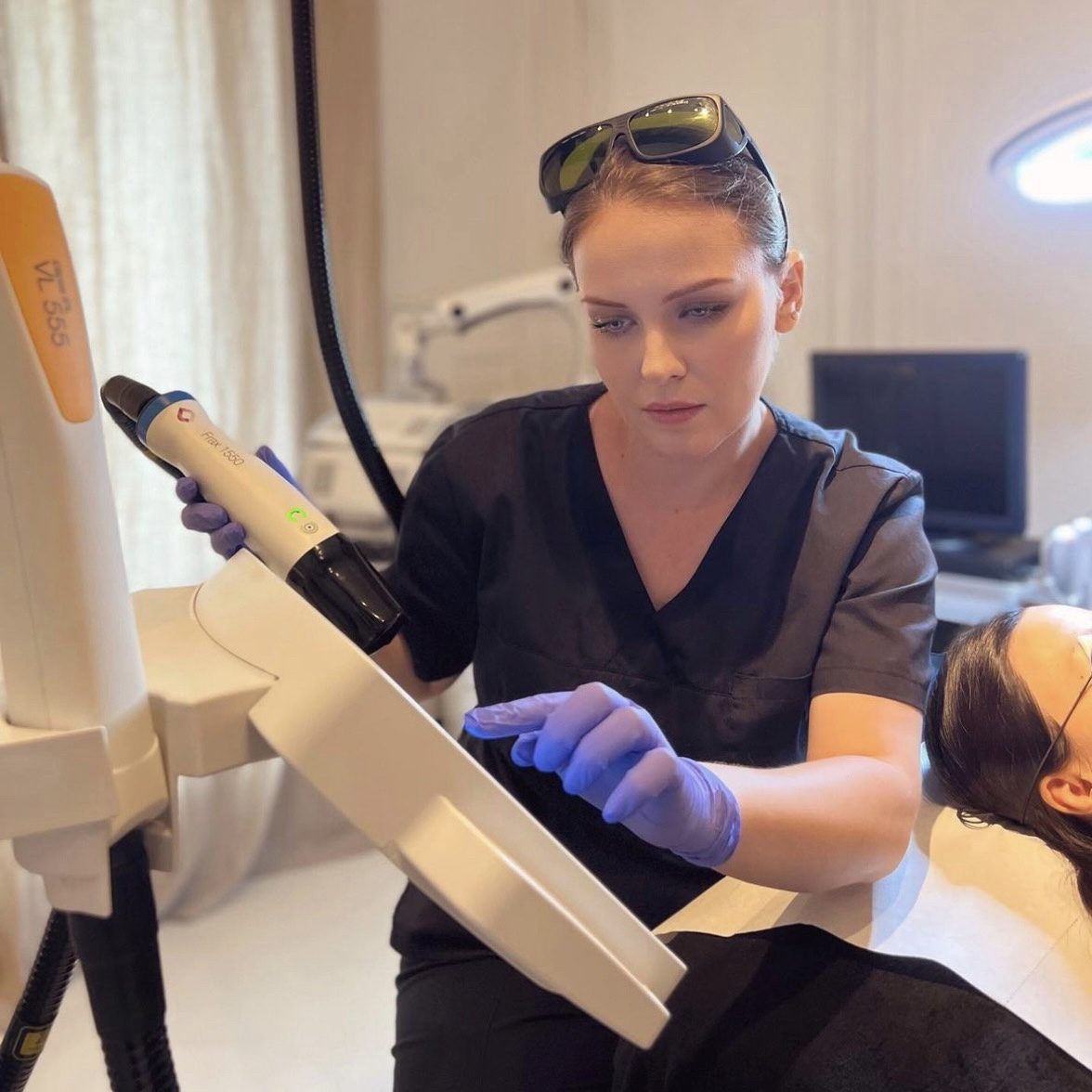 Yulia Valkovich avec un laser Frax 1550 — distinction laser et dermopigmentation