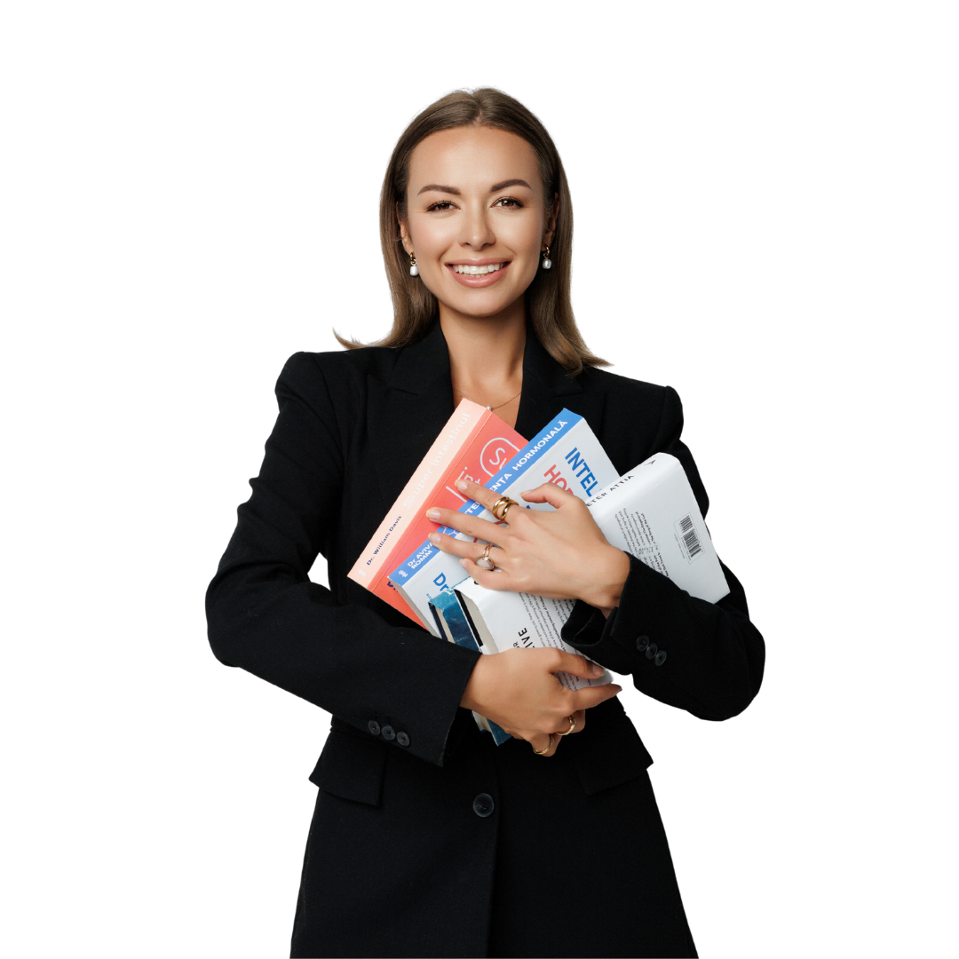 Elena Ozun, nutriționist integrativ, zâmbind și ținând în brațe cărți de nutriție