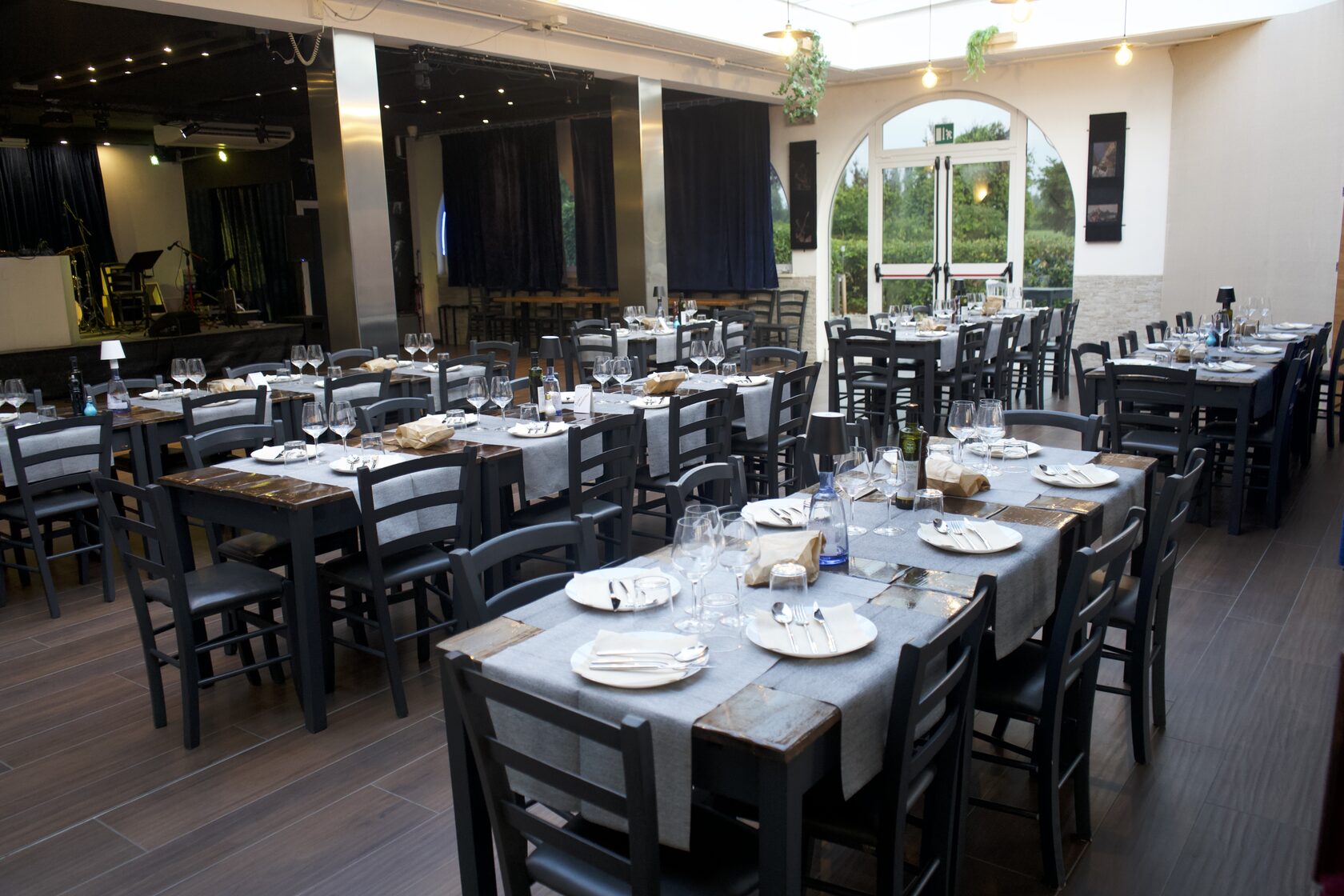 Sala del ristorante Jazzamore con tavoli e palco