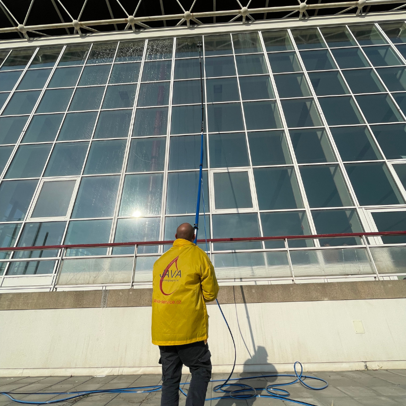 mytí skleněné fasády, deminiralizovana voda, Vyškově mytí, mytí ve výškách 