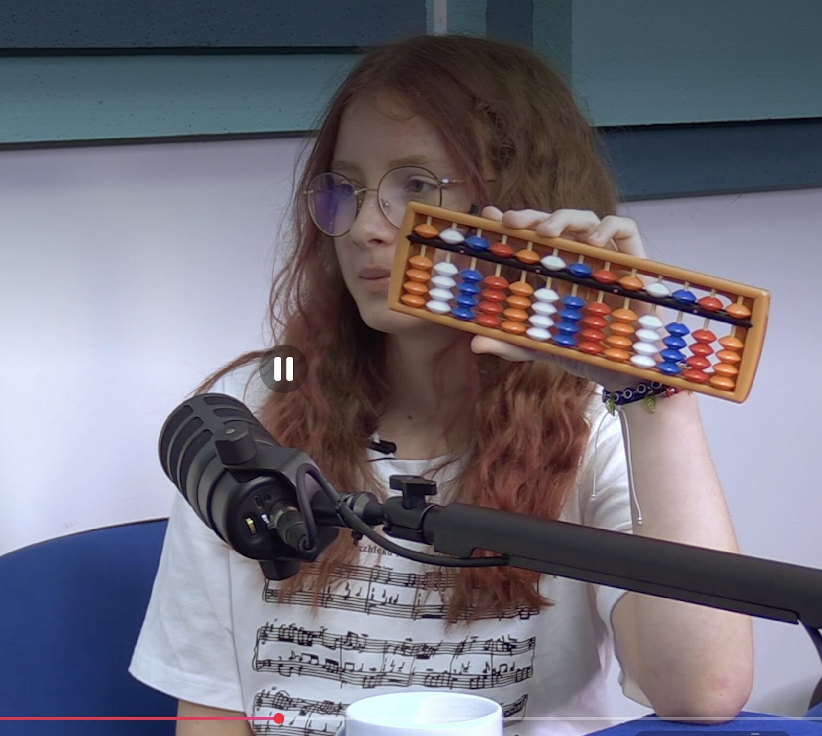 Natalia Mrozek z tradycyjnym japońskim liczydłem soroban podczas wywiadu