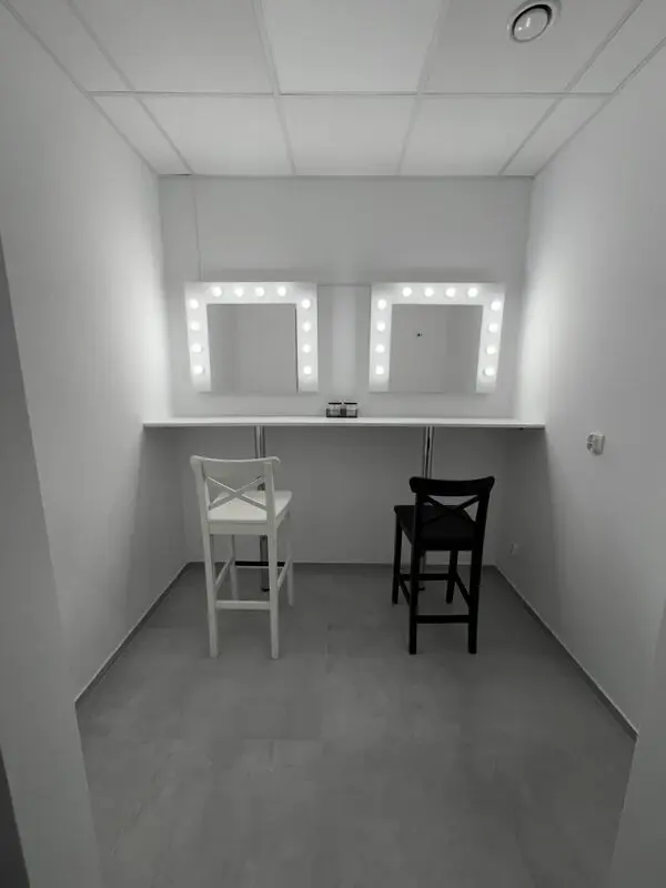 Beauty room w KARIROOM — dwa lustra z oświetleniem do makijażu i przygotowania modeli