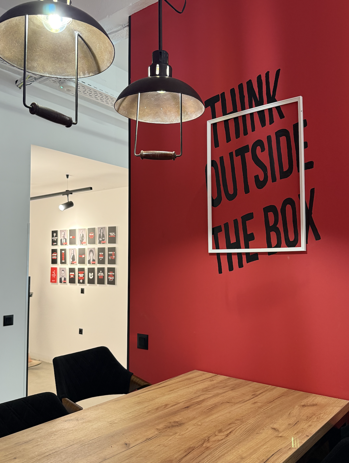 KW офис Think Outside The Box