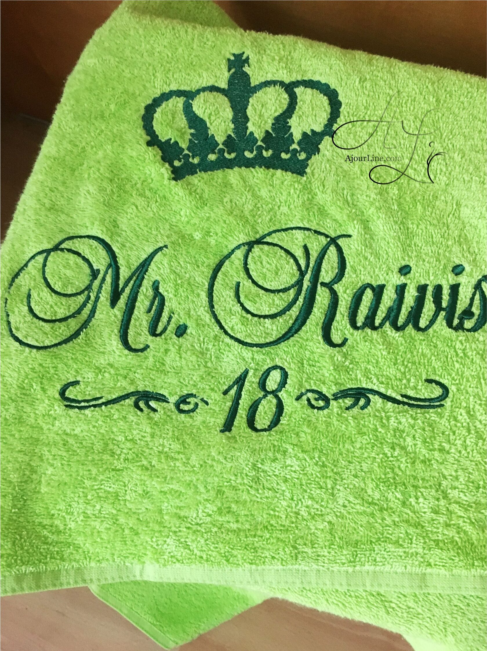 personalizēta dvieļa dāvana — praktiska un pārdomāta dāvana ar individuālu izšuvumu, kas ir lieliski piemērota ikdienas lietošanai vai īpašiem gadījumiem. Roku darbs Rīgā, Latvijā. Piegāde visā pasaulē.