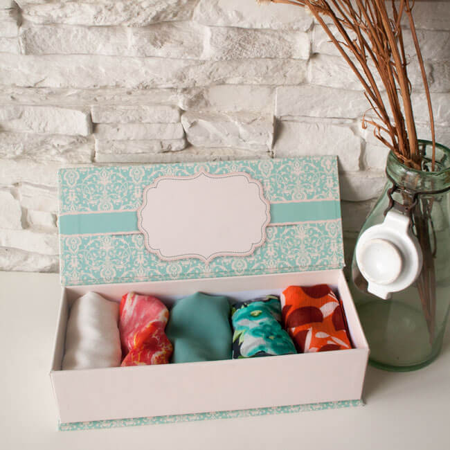 Кутия с дамски шалове (5 броя) на изгодна цена, подходящи за подарък на жена на всяка възраст. 