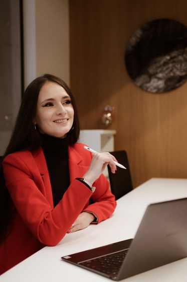Helena Czajkowska podczas pracy z materiałami do kursu