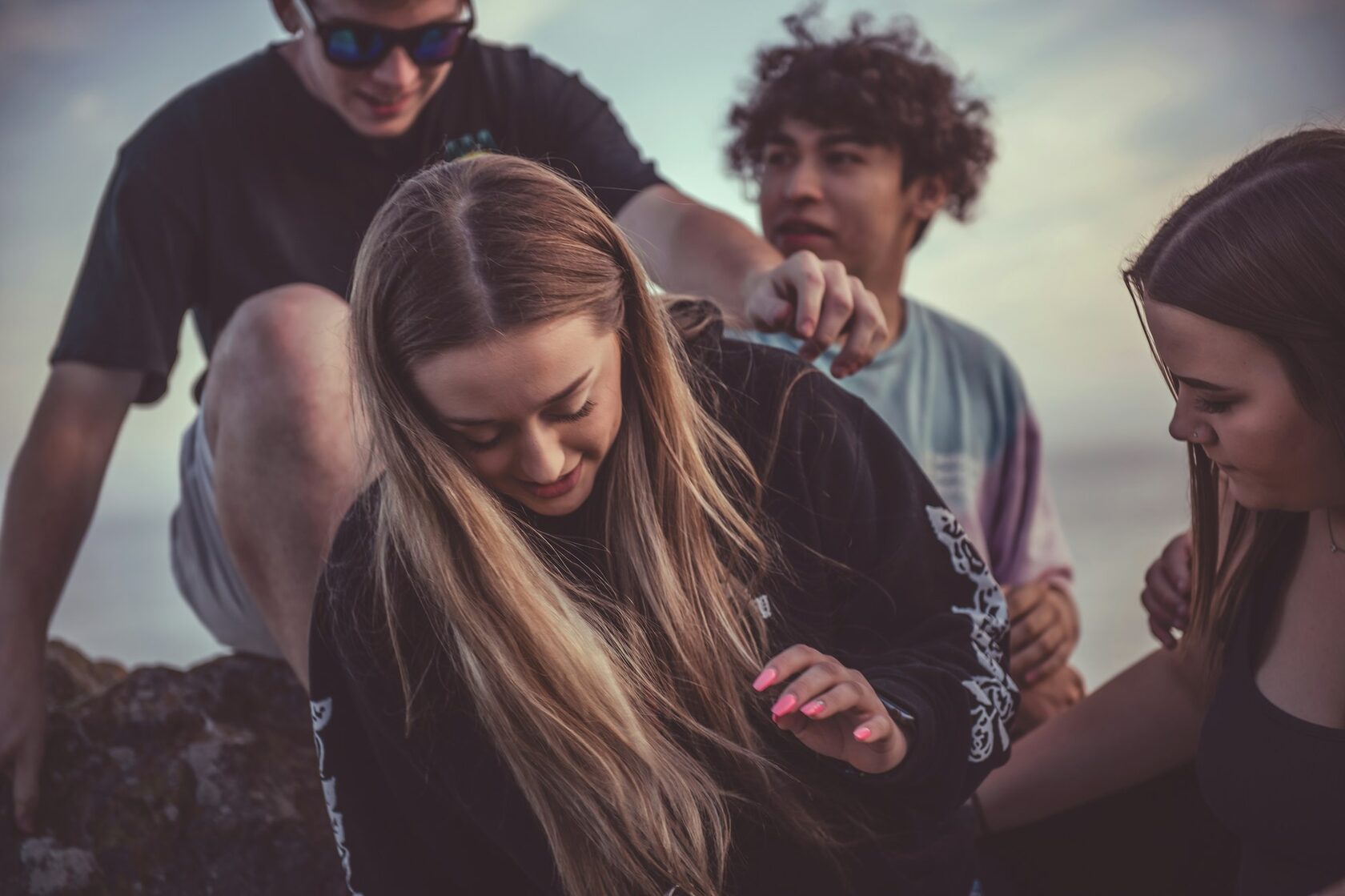 Jóvenes trabajando juntos para resolver un reto