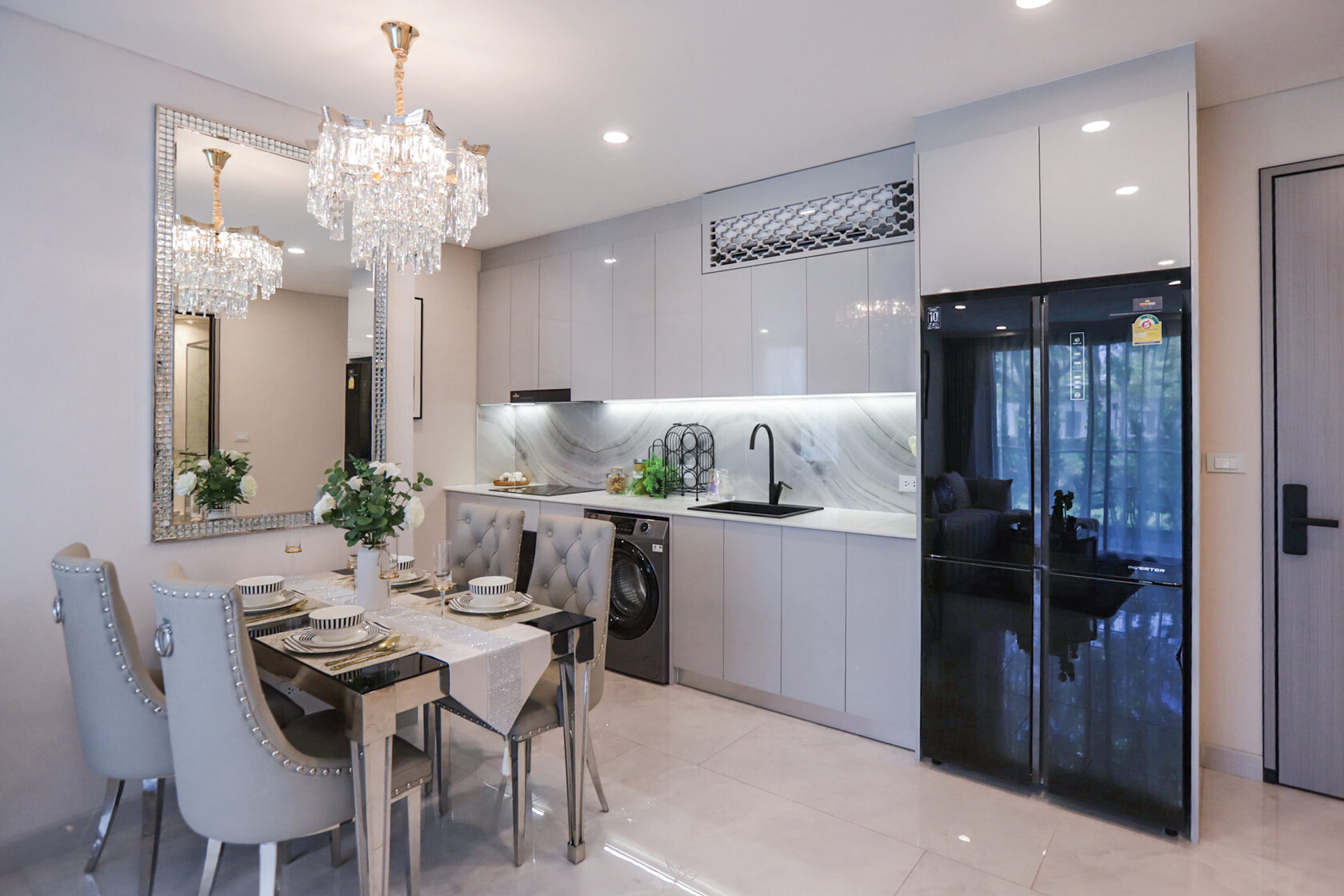 Dining area and fitted kitchen in the Copacabana Coral Reef show unit