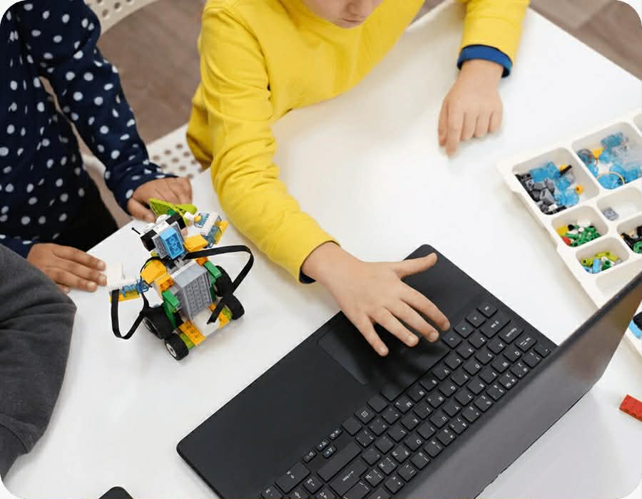 Klodsbaserede robotter — konstruktion og programmering
