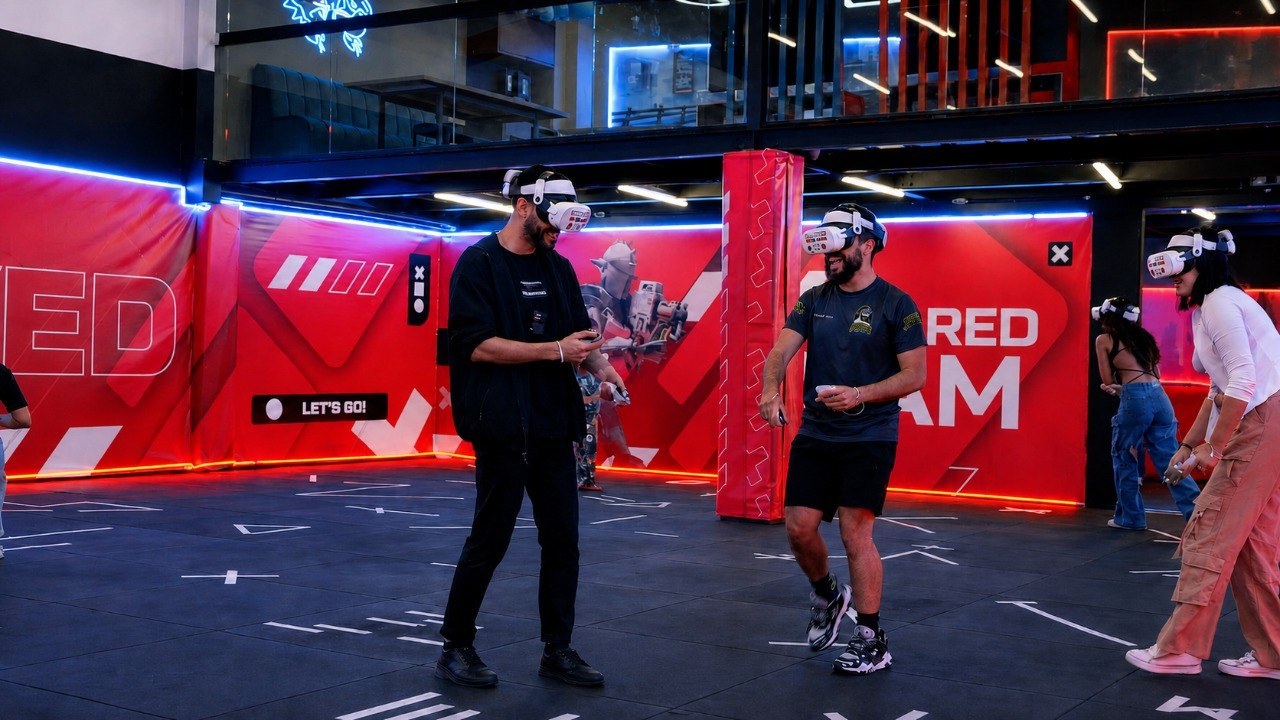 Amigos jogando juntos na arena OVA: movimento livre e momentos para celebrar