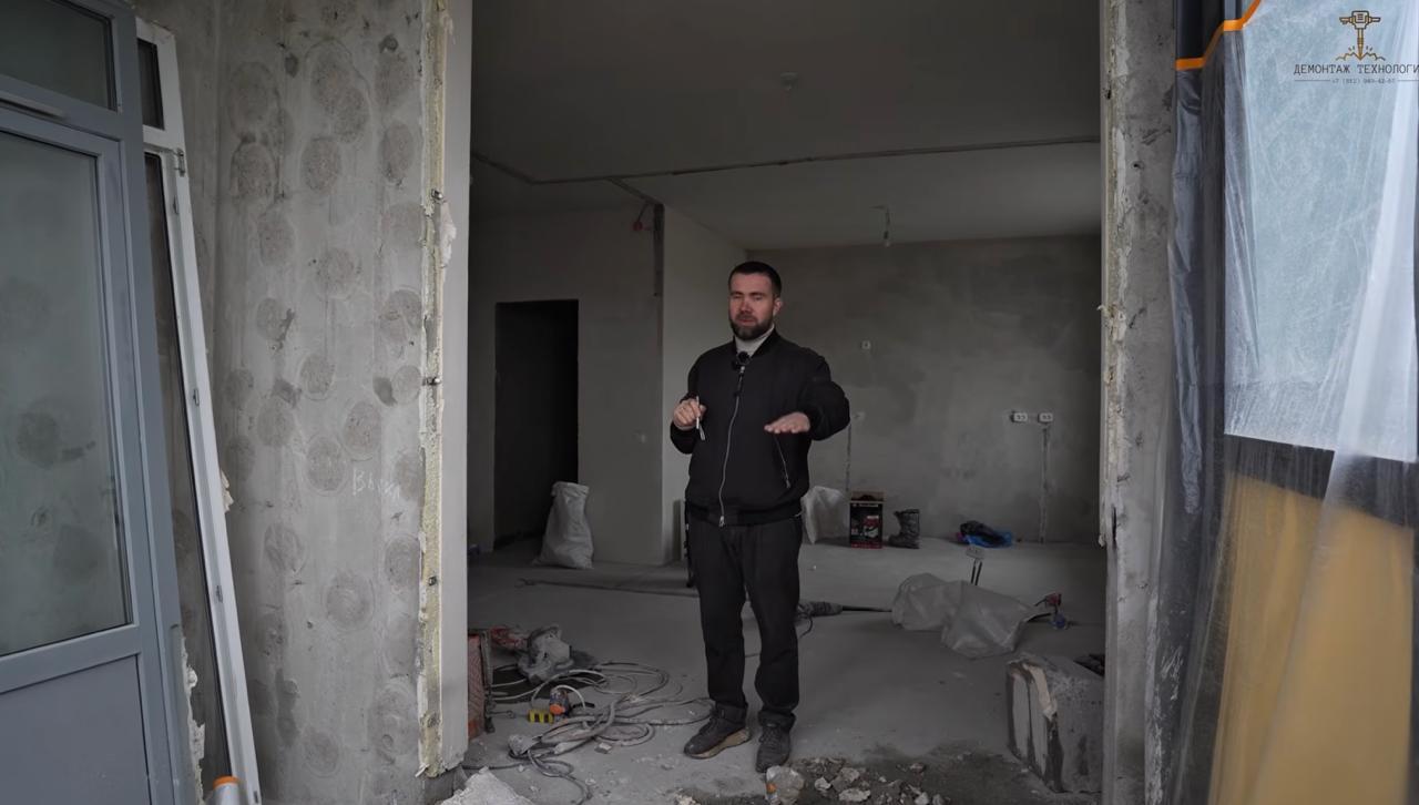 Отвор след премахване на подпрозоречния зид преди довършване и монтаж