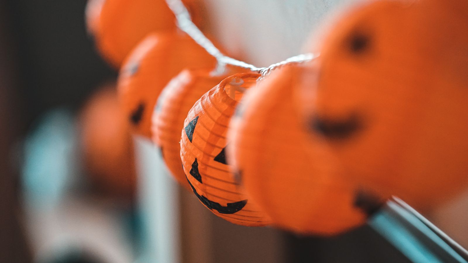 Kõrvitsalaternad halloweeni peo kaunistusena