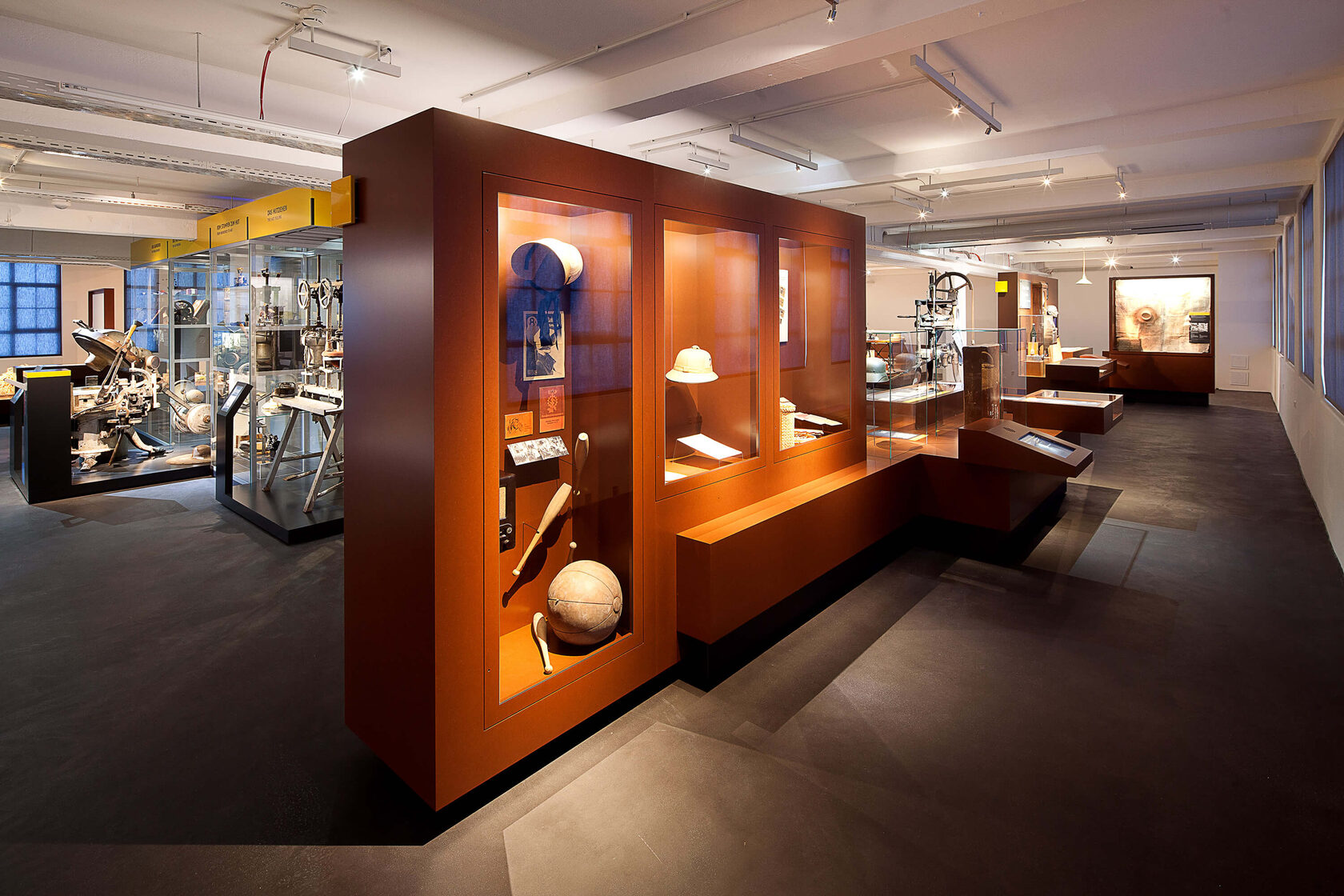 Custom Display Cases Lindenberg – Precision with Projection