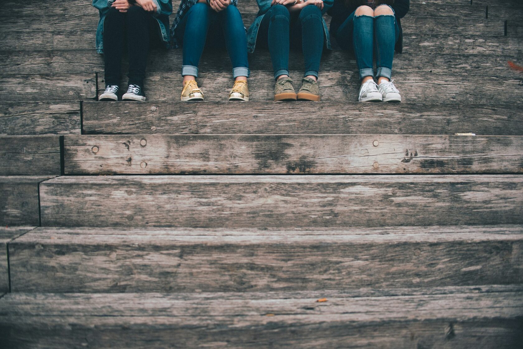 Adolescentes explorando diferentes posibilidades para su futuro