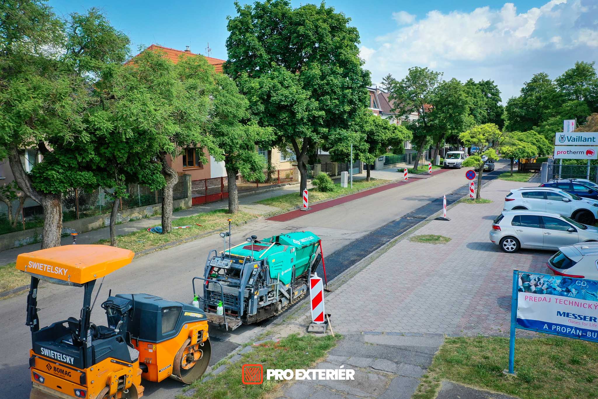 Pokládka asfaltového povrchu cyklotrasy v Skalici