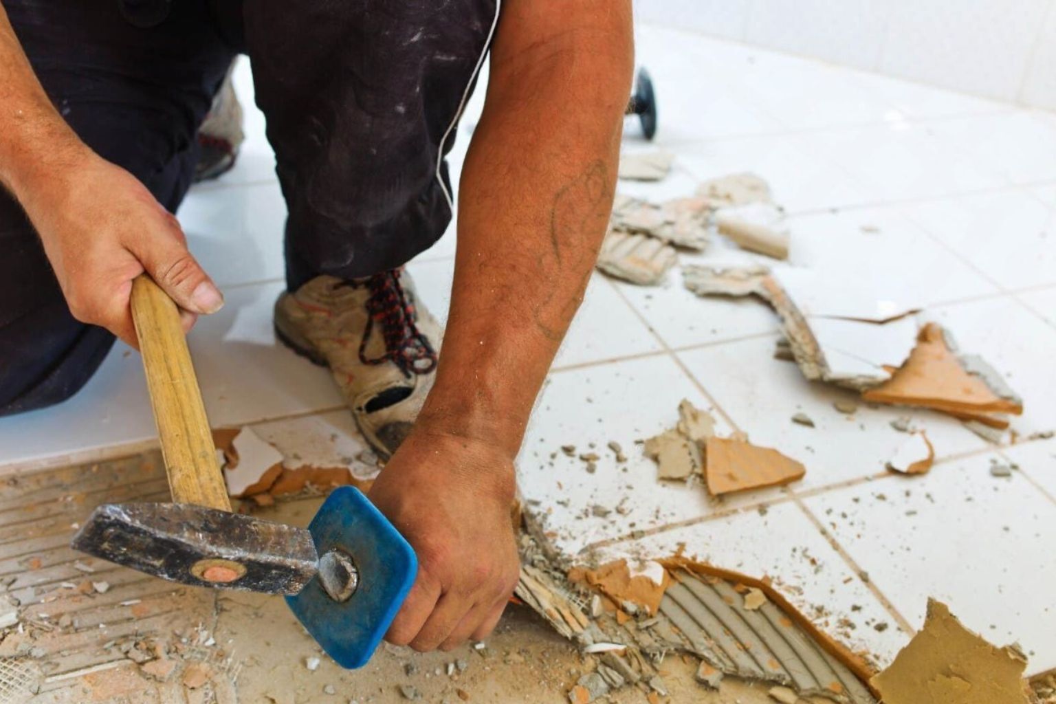 къртене на плочки и къртене на замазка с длето в баня