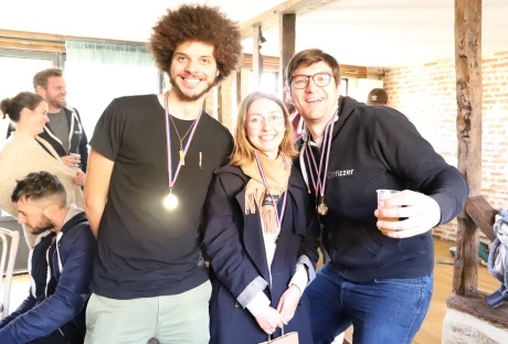 Photo d'un groupe prise à la suite d'un team building et d'une activité organisé par level up event à Paris