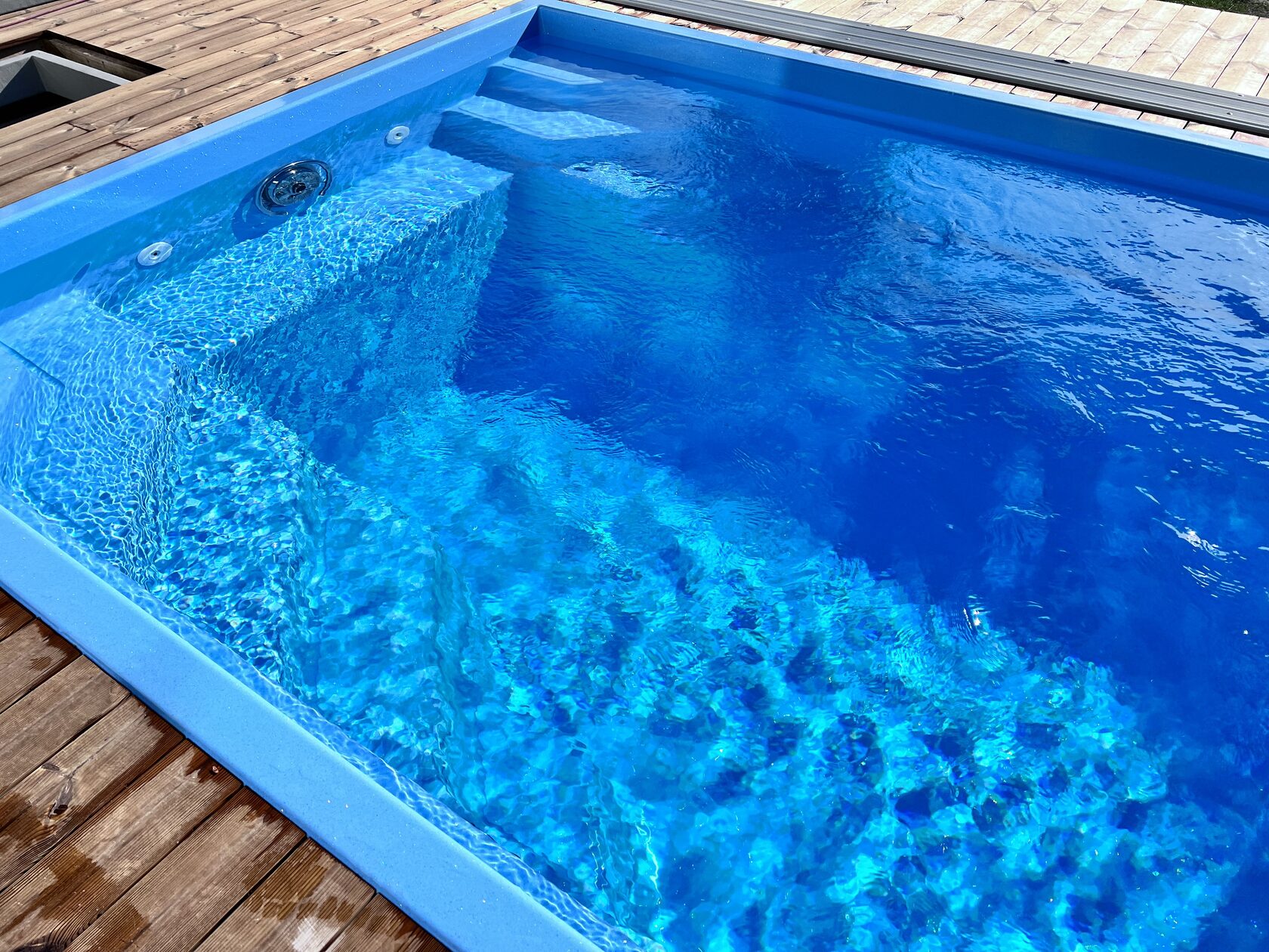 Композитные бассейны: быстрота монтажа, долговечность и безграничный дизайн