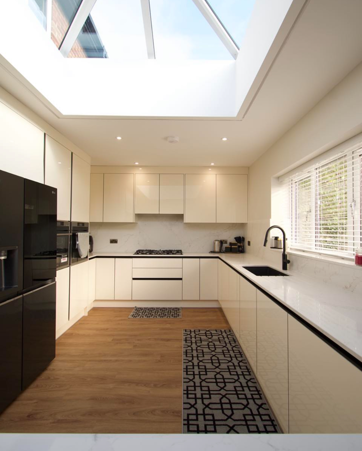 Contemporary true-handleless kitchen