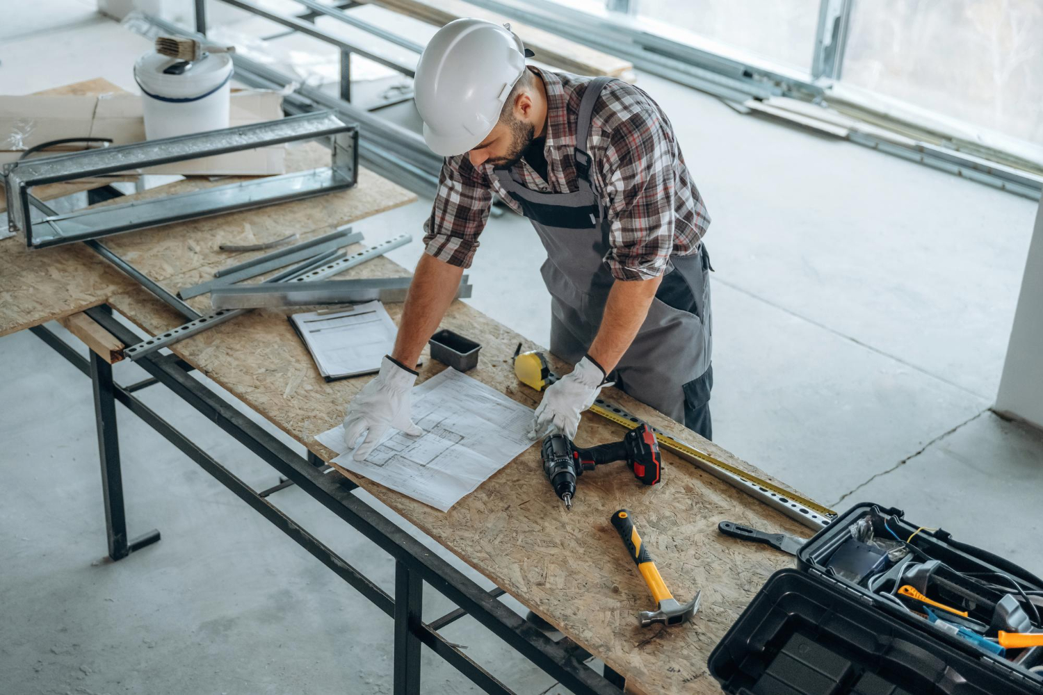 Zwei Handwerker bei der Deckenmontage