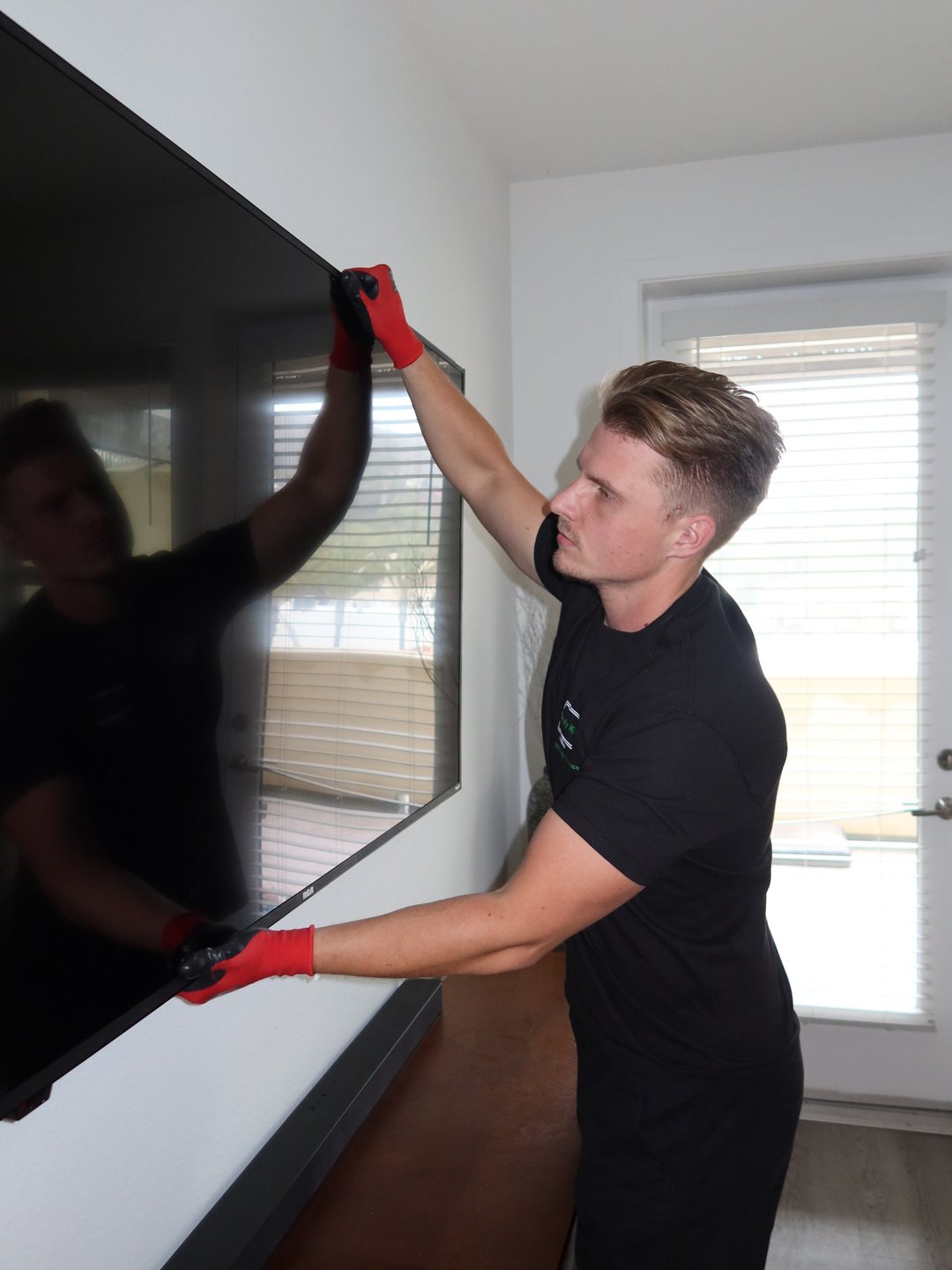 Alex from Handy King mounting a TV in a San Diego home