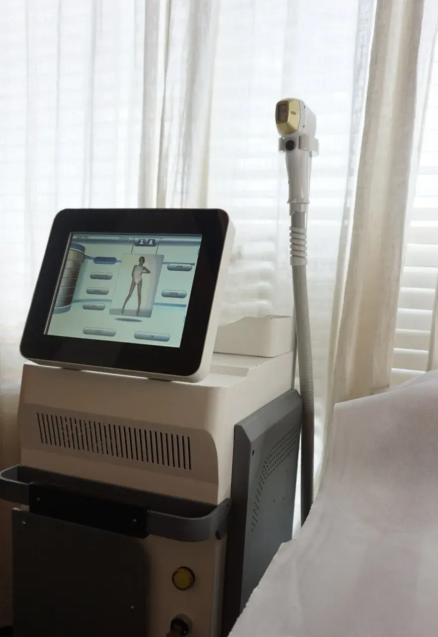 Layar mesin laser dengan peta area tubuh di studio The Silk Road, Seminyak, Bali