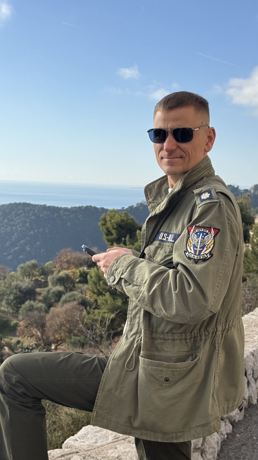 Константин Закревский на природе у моря
