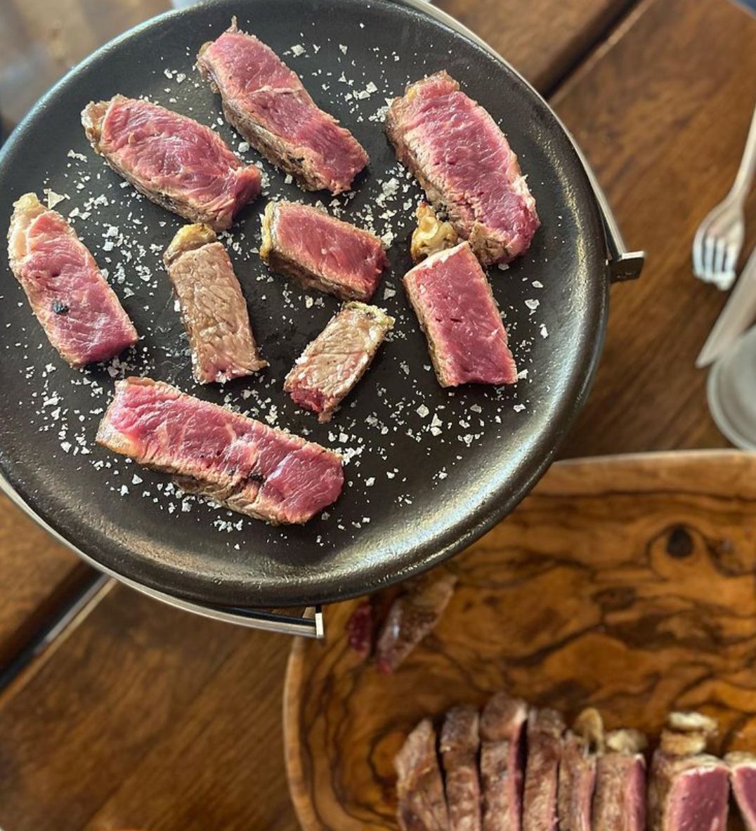 Carne a la piedra en plato refractario Vulcano gres, prueba de