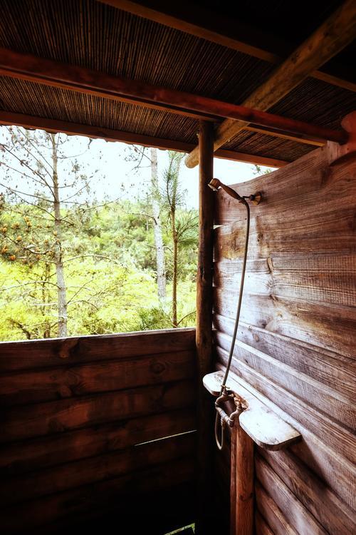 An outdoor bungalow sink