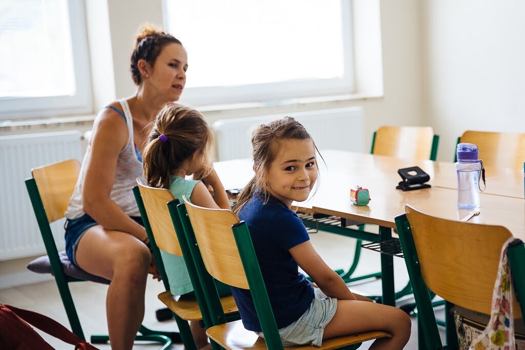 Mentorka s deťmi pri Montessori výučbe