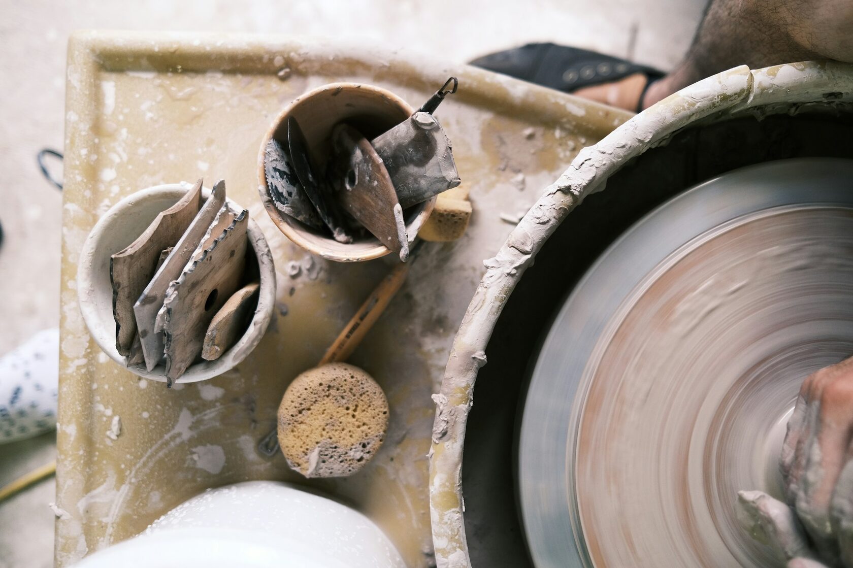 Oficina de cerâmica iluminada por luz quente