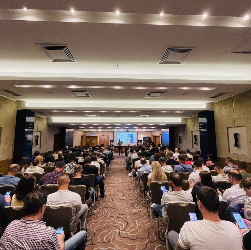 Participanți urmărind prezentarea la MoneyFest