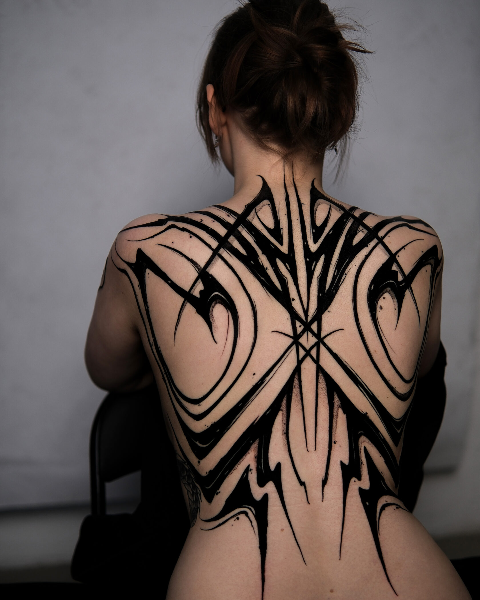 Kontrastreiches Blackwork-Tattoo aus dem Brennnessel Studio Berlin
