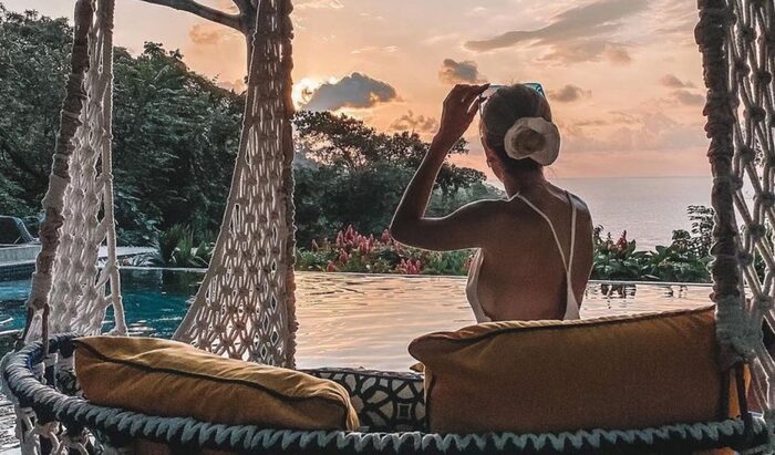 Pareja en un balcón privado sobre el dosel de la selva en Hotel Makanda