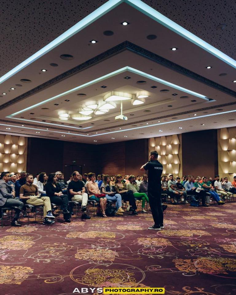 Alexandru Chirilă vorbind pe scenă la un eveniment