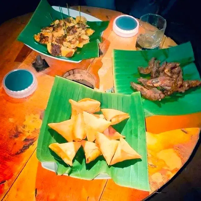 Samosas and appetizer bites served with drinks at Vonfidel Ranch