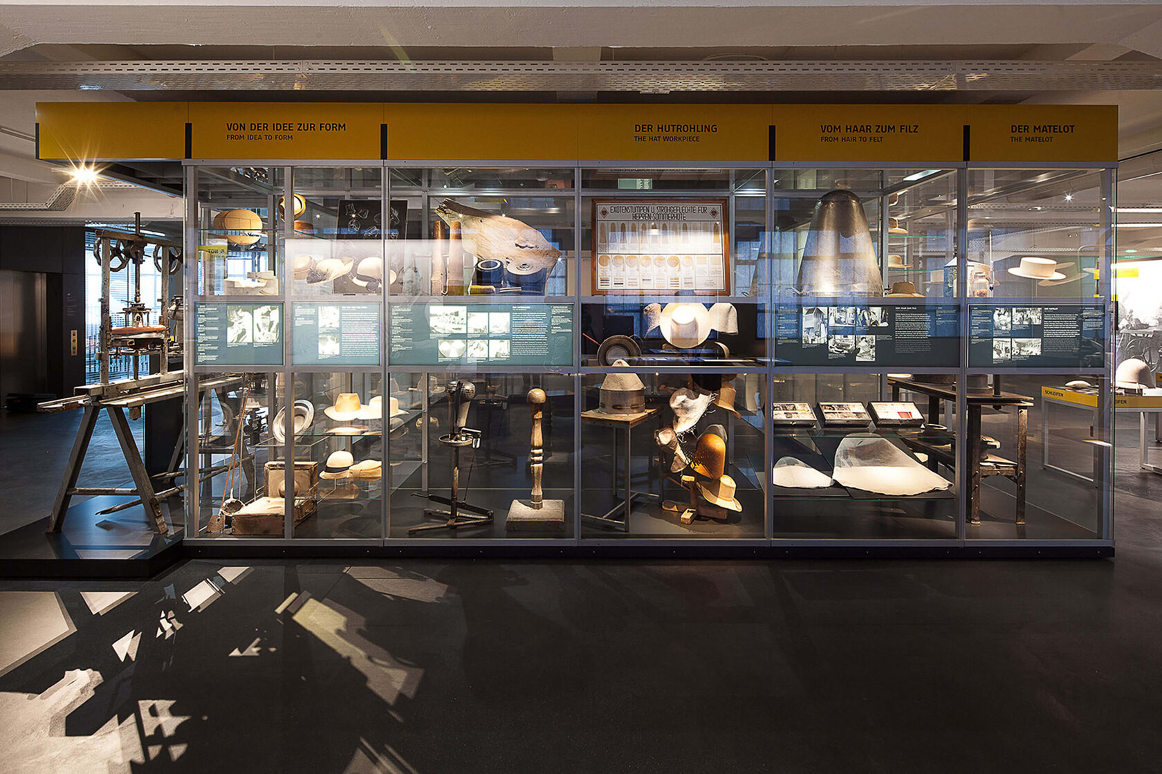 Custom Display Cases Lindenberg – Precision with Projection
