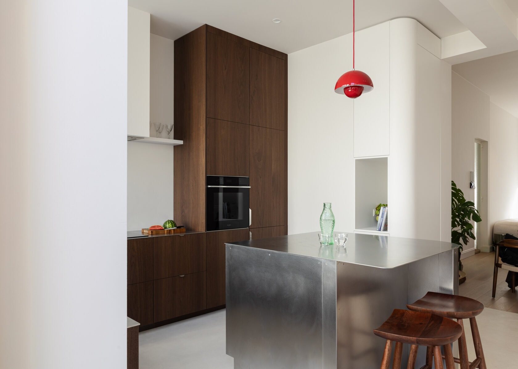 Fineer kitchen with elegant wood finish