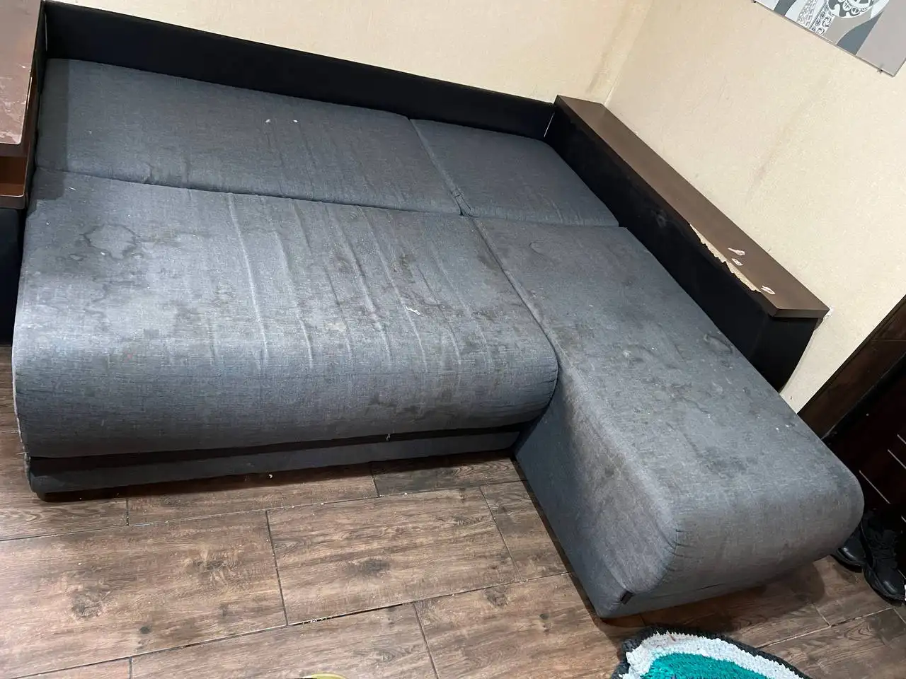 Ecksofa – Tiefenreinigung – vor der Polsterreinigung in Frankfurt